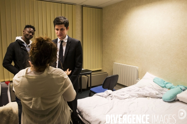 Julien DENORMANDIE visite un centre d hébergement d urgence à Malakoff.