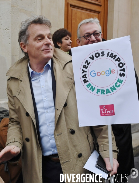 Délégation du parti communiste devant le siège de Google France