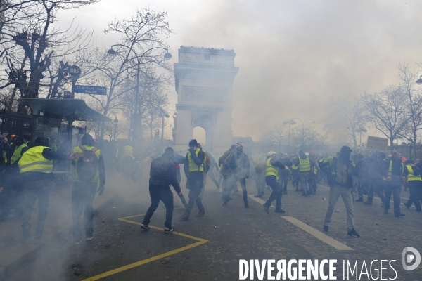 Manifestation Gilet jaune acte 9 Paris. Yellow Vest protest in Paris.