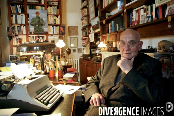 Max Gallo, historien, académicien devant sa machine à écrire à son bureau dans son appartement