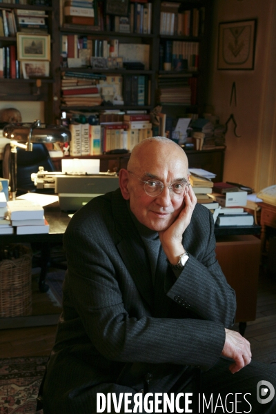 Max Gallo, historien, académicien devant sa machine à écrire à son bureau dans son appartement