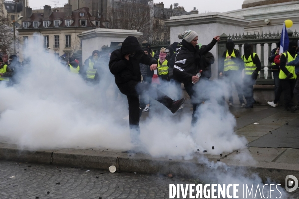 Manifestation gilets jaunes a Paris, Yellow Vests, Gilets JaunesÊprotest in Paris.