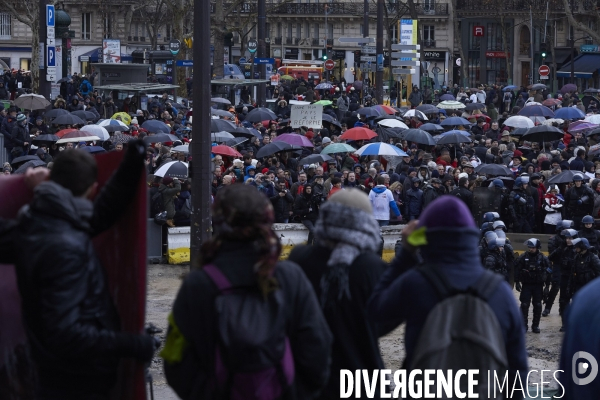 Manifestation Foulards Rouges Paris