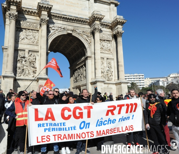 Manifestation à Marseille : syndicats en rouge et gilets jaunes