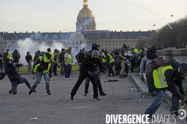 Gilets Jaunes Paris Acte 14. French yellow vests (Gilets jaunes) Protest Paris. .