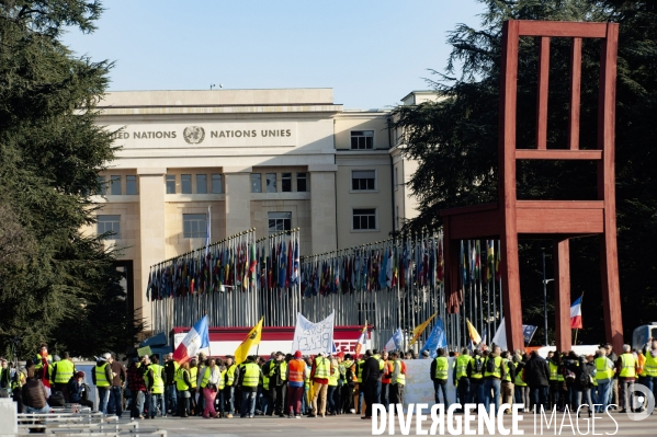 ONU Geneve   Manifestation.des gilets jaunes francais et suisses place des Nations devant l ONU Geneve. .