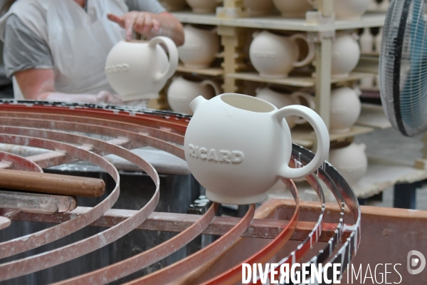 Fabrication du pot ricard chez revol porcelaine