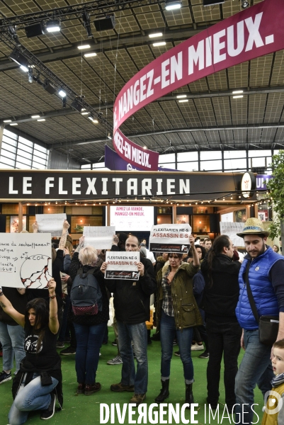 Activistes Vegans au Salon de l Agriculture 2019, devant le stand INTERBEV/FLEXITARIEN. Animals rights