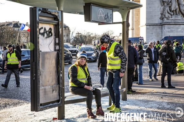 Gilets Jaunes Acte18 - Degradations sur les Champs Elysees