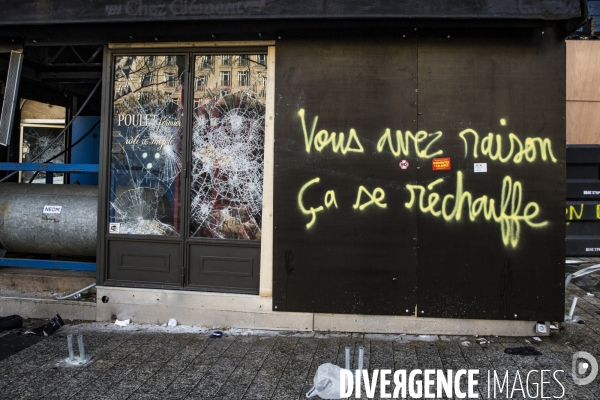 Gilets Jaunes Acte18 - Degradations sur les Champs Elysees