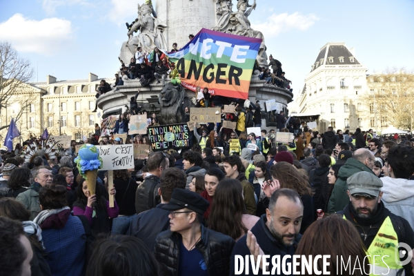 Marche du siècle pour le climat. March of century for climate, with youth.