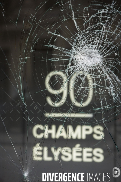Les Champs Elysées au lendemain de la violente manifestation des gilets jaunes.