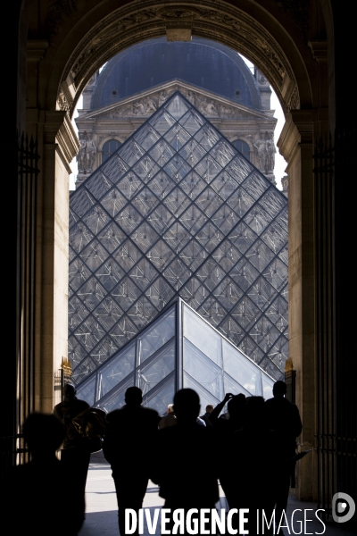 La pyramide du Louvre conçue par Ieoh Ming PEI