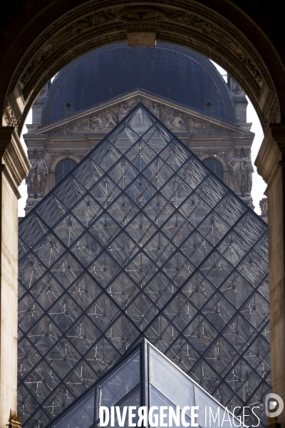 La pyramide du Louvre conçue par Ieoh Ming PEI
