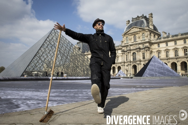 L artiste JR célébre les 30 ans de la pyramide du Louvre