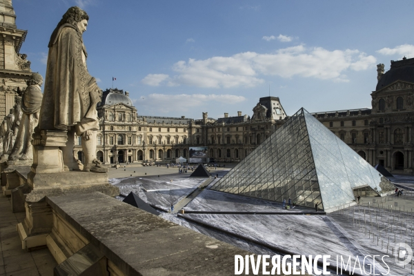 Le secret de la grande pyramide, installation géante de l artiste JR au Louvre.