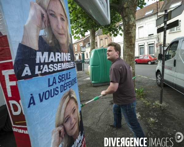 Campagne legislative de Marine Le Pen. Collage d affiches