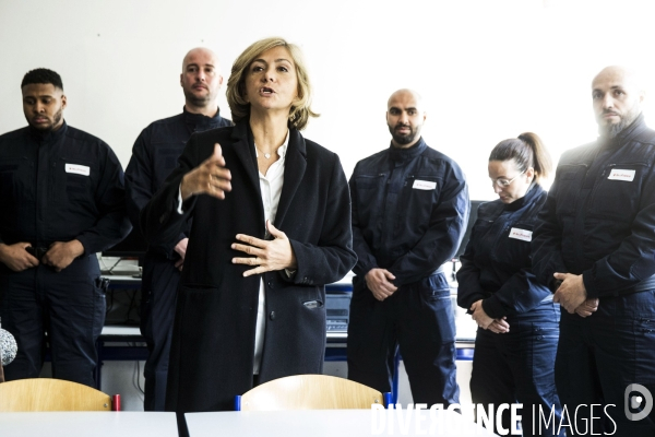 Valérie PECRESSE installe les premières brigades de sécurité dans les lycées.