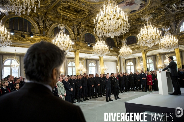 Les pompiers et policiers sauveurs de Notre-Dame de Paris conviés au Palais de l Elysée.