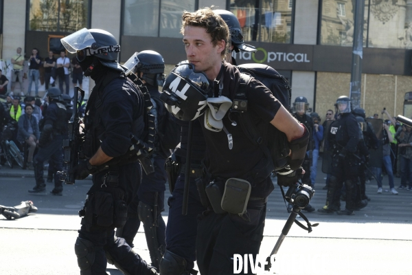 Gaspard Glanz, journaliste français arrêté par la police, Act XXIII.