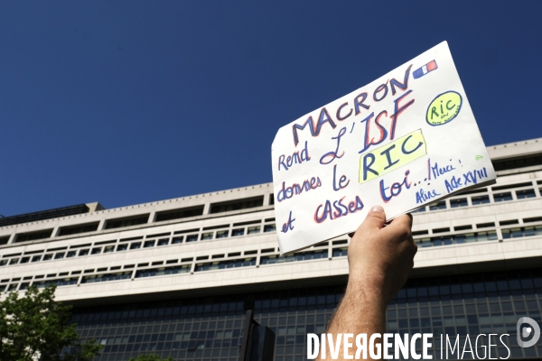 Gilets jaunes français (Gilets jaunes) manifestant devant le ministère de l Economie et des Finances à Bercy, Act XXIII.