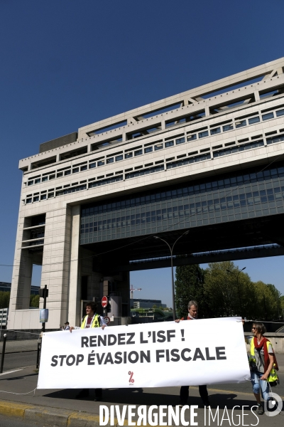 Gilets jaunes français (Gilets jaunes) manifestant devant le ministère de l Economie et des Finances à Bercy, Act XXIII.