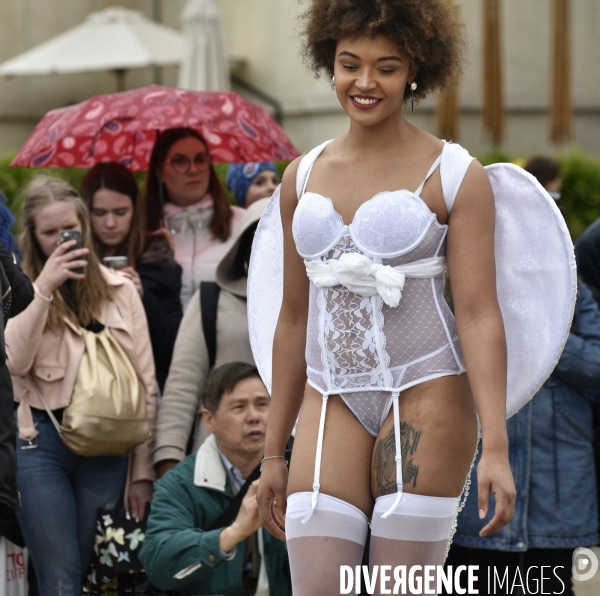Hapening Body Positif du collectif The All Sizes Catwalk, défilé de femmes mannequins grande taille.
