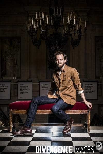 Portrait du comedien benjamin lavernhe.