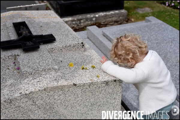 Enfant dans un cimetière