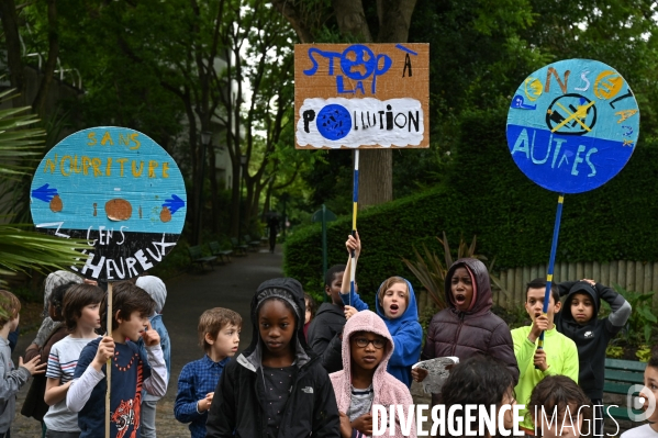 Ecole Julien Lacroix. Manifestation pour sauver la planète.