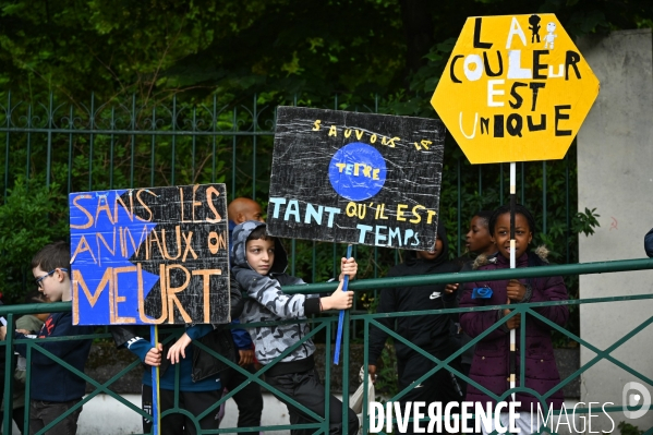Ecole Julien Lacroix. Manifestation pour sauver la planète.