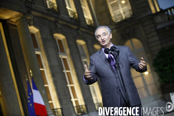 Jacques ATTALI, président de la commission pour la libération de la croissance française remet son rapport au président de la république