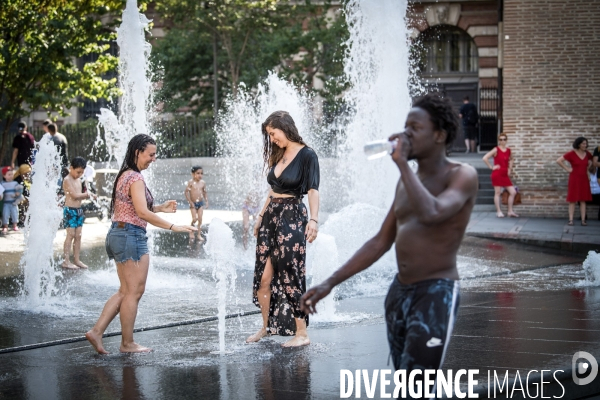 Toulouse : rafraichissement dans les fontaines du square de Gaulle pendant les temperatures caniculaires
