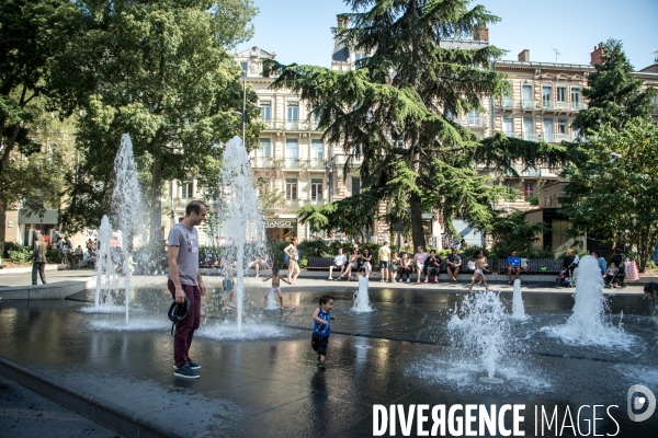 Toulouse : rafraichissement dans les fontaines du square de Gaulle pendant les temperatures caniculaires