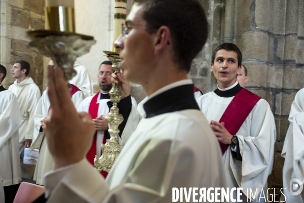 Ordination de 9 prêtres de la communauté de saint-martin
