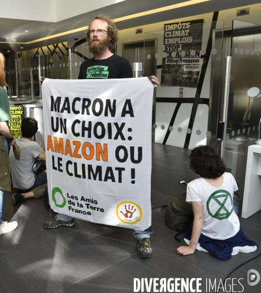 Blocage d AMAZON. Action pour une justice climatique et sociale. Désobéissance civile en lutte contre l effondrement écologique et le réchauffement climatique.