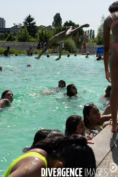 Un jour de canicule à la piscine écologique des murs à pêches de Montreuil.