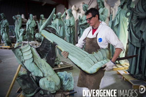 Restauration des seize statues en cuivre (12 apotres et des 4 évangélistes) démontées de la flèche de Notre-Dame avant l incendie sont  en cours de restauration dans les ateliers de la SOCRA.