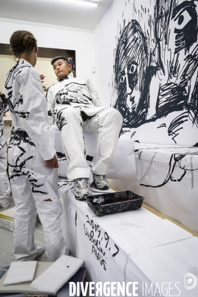 Performance de Liu BOLIN à la galerie Paris-Beijing à l occasion du vernissage de son exposition  Hiding on the 38th Parallel North 