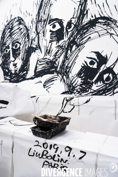 Performance de Liu BOLIN à la galerie Paris-Beijing à l occasion du vernissage de son exposition  Hiding on the 38th Parallel North 