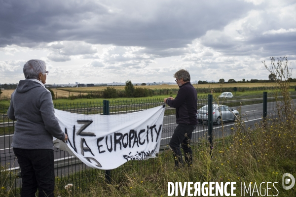 Action de militants ecologiques contre le projet europacity et la gare de gonesse.
