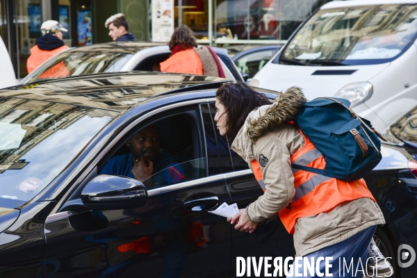 Action blocage du centre de Paris par des militants écologistes d Extinction Rebellion, rue de Rivoli. Action blocking the center of Paris by ecologist activists of Extinction Rebellion, Rivoli street.