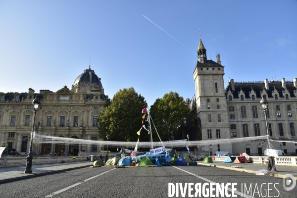Camps des militants écologistes d Extinction Rebellion, au centre de Paris, . ZAD in Paris, by ecologist activists of Extinction Rebellion, Rivoli street.