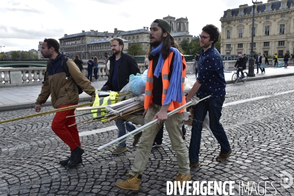 Les militants écologistes d Extinction Rebellion lèvent le camp, au centre de Paris. ZAD in Paris, by ecologist activists of Extinction Rebellion, Rivoli street.