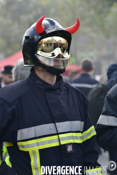 Manifestation nationale des pompiers et des agents hospitaliers, à Paris. Demonstration of firefighters and the hospital agents.