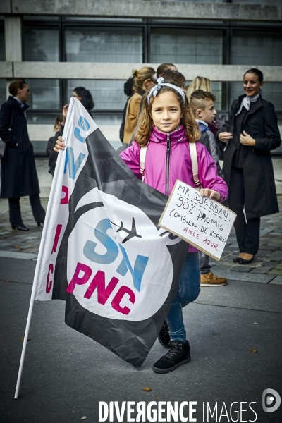 Des salariés d Aigle Azur et de XL Airways manifestent devant Bercy