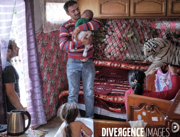 Dans un squat à Aubervilliers. Familles de roms roumains.