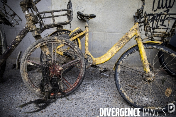 Trottinettes et vélos en libre service, victimes de l incivilité des usagers.