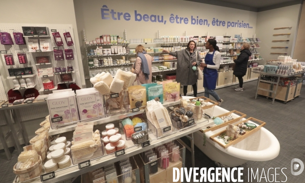 Le drugstore parisien ouvre a la gare st lazare