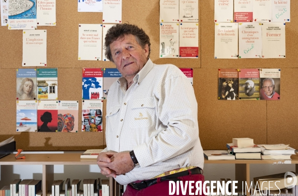 Jean Viard, sociologue et directeur de recherches CNRS au CEVIPOF, Centre de recherches politiques de Sciences Po dans ses locaux des Editions de l Aube à la Tour d Aigues (84)